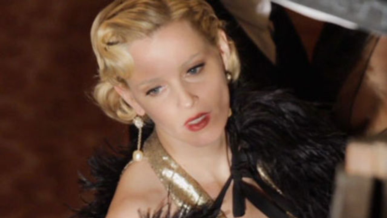 Allure Cover Shoots - Elizabeth Banks Knows How to Tell If She Really Looks Good or Not