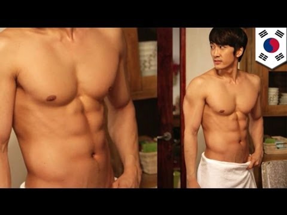 Korean actor Song Seung-heon (宋承憲) takes off his shirt for ratings