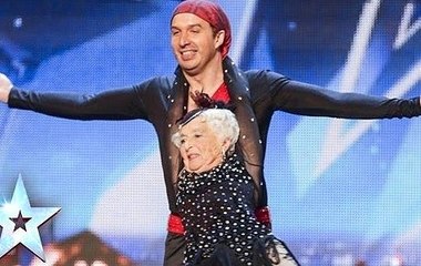 79 Yaşındaki Teyzeden İnanılmaz Salsa Gösterisi