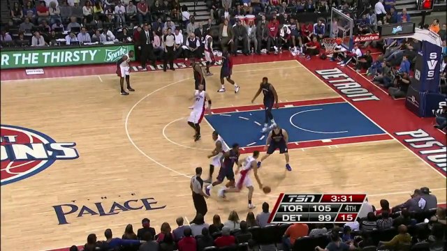 Crazy slam and DUNK by DeMar DeRozan!