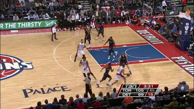 Dunk de dingue de DeMar DeRozan qui vole au dessus de Singler