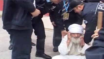 96 Yaşındaki Dedeyi Yaka Paça Dışarı Attılar