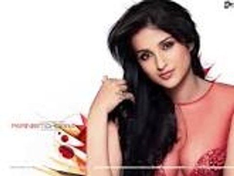Fan Misbehave With Pariniti Chopra | News Today | Bollywood News 2014 | Bollywood News Latest | Bollywood Gossip | Just Hungama |