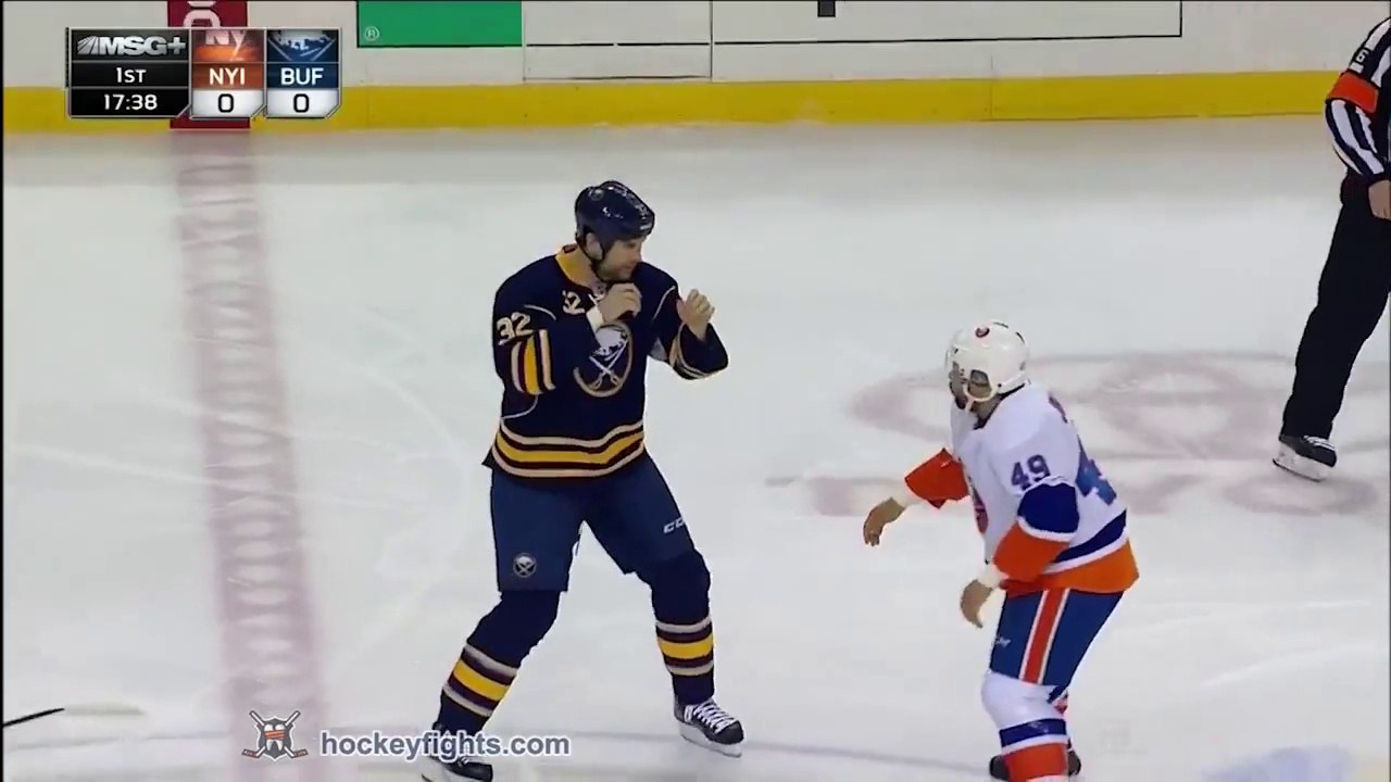 Grosse baston en Hockey : David contre Golliath... Marrant!