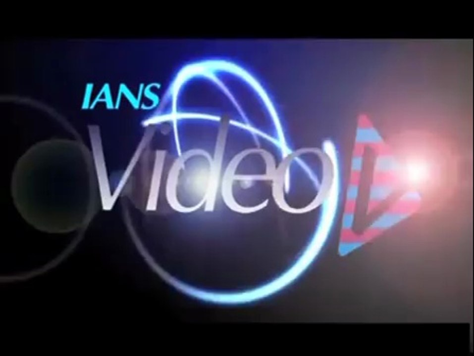 Lisa Haydon goes part topless at Grazia awards - IANS India Videos