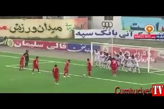 Isınan futbolcu sahaya girip golü kurtardı