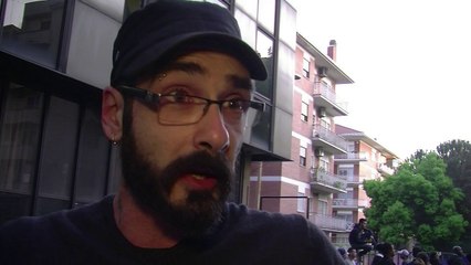 Migrants et Italiens pauvres, occupants d'un immeuble abandonné