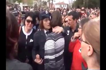 Eşinin naaşını "gözümün nuru güle güle" diye uğruladı