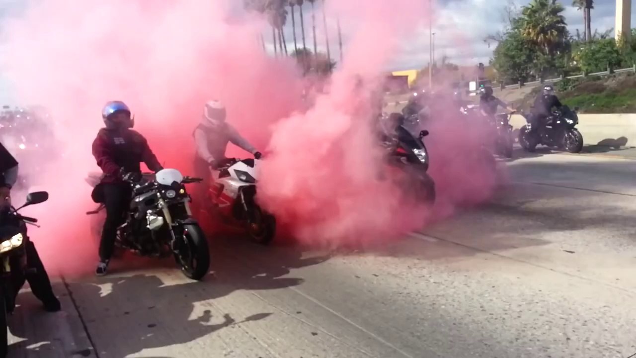 La plus etonnante et folle proposition de mariage d'un motard !