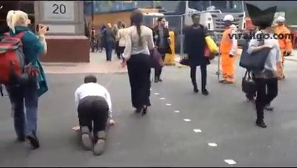 Bir Adamla Köpek Gezdirirmiş Gibi Gezen Kadın