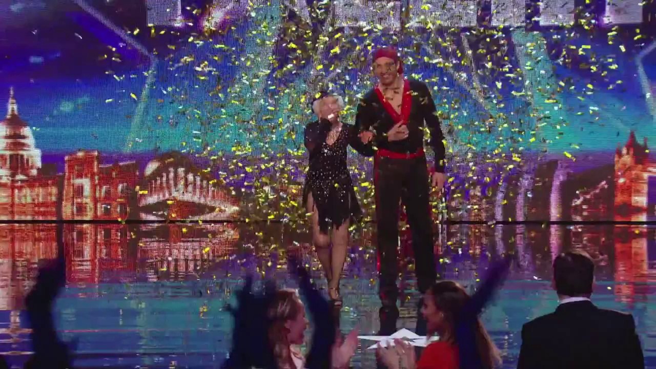 Abuela de 80 años sorprende en las redes sociales por bailar salsa