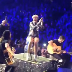 Miley Cyrus filme 2 filles entrain de se battre en plein concert !