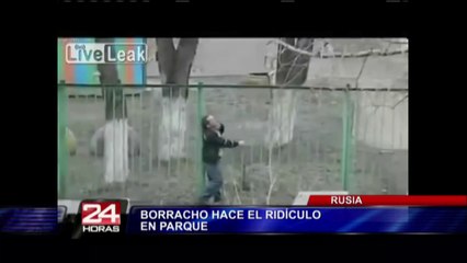 Rusia: sujeto ebrio hace el ridículo al querer atravesar las rejas de un parque