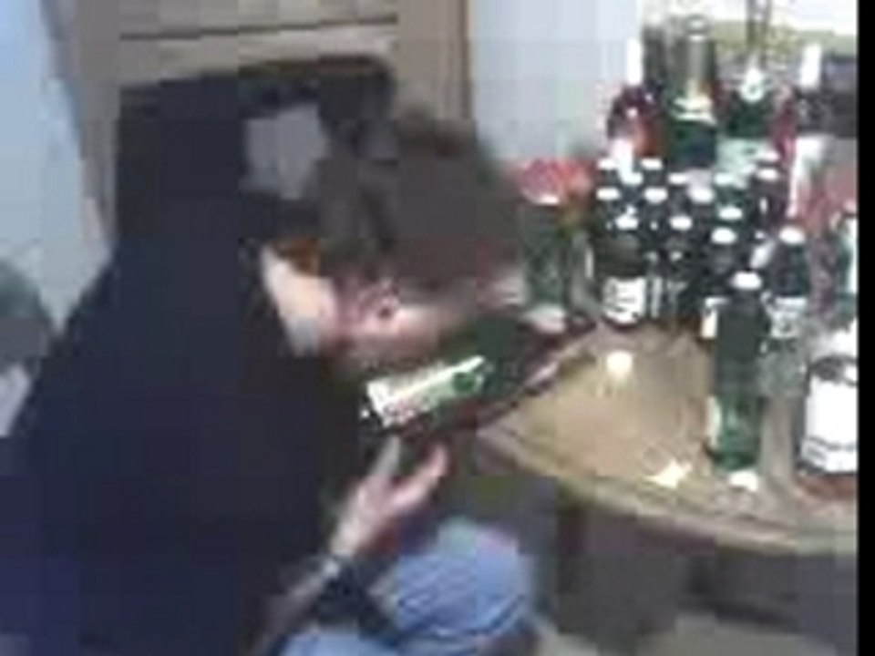 il suce bouteilles d'alcool fete tease p