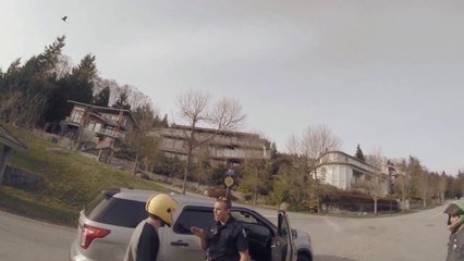 Скачать видео: Flic VS Longboarder! Dangereux le policier!