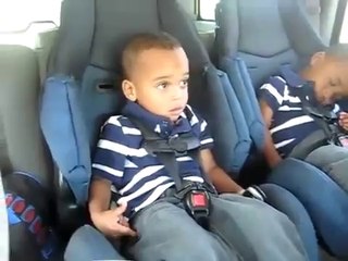 Bébé se réveille sur du rap