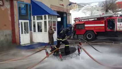 Pompier volant. Il s'amuse avec les lances à incendie!