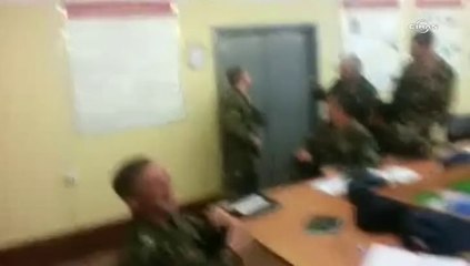 Polis okulu öğrencilerin elektroşok cihazıyla tehlikeli oyunu