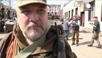 Ukraine : colonne de blindés et de miliciens pro-russes à Slaviansk