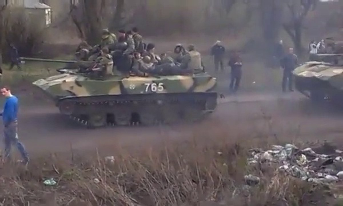 Ukrainian Army Retreat from Donetsk under Civilians Pressure