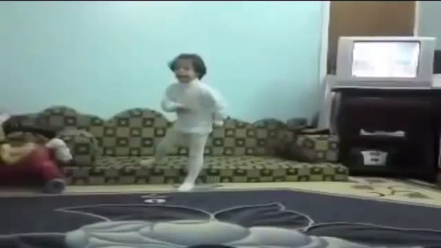 طفلة تؤنب والدها: “حسابك عند إمك بابا”