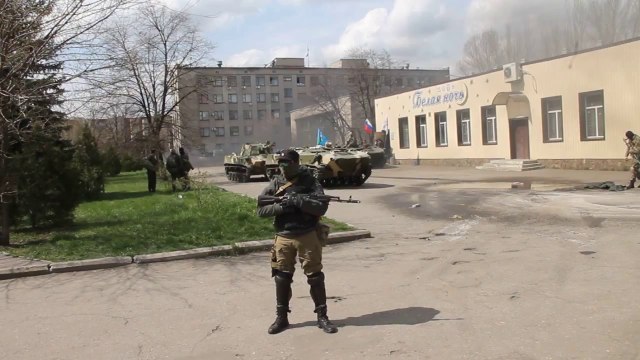 Military Vehicle Carrying Russian Flag Seen in Slovyansk