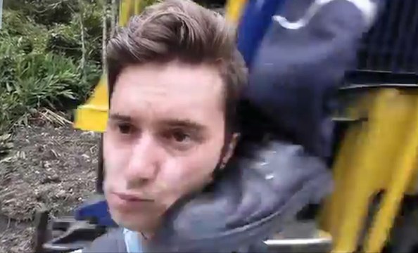 Il se prend un coup de pied depuis un train