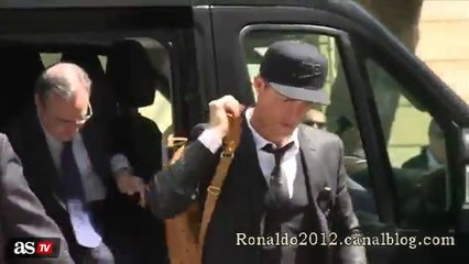 Cristiano Ronaldo acclaimed by fans upon his arrival in Valencia