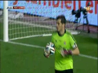 Neymar'ın direkten dönen şutundan sonra Iker Casillas direğe teşekkür etti
