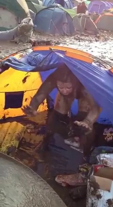 une fille dégueux couverte de boue dans une situation insolite!