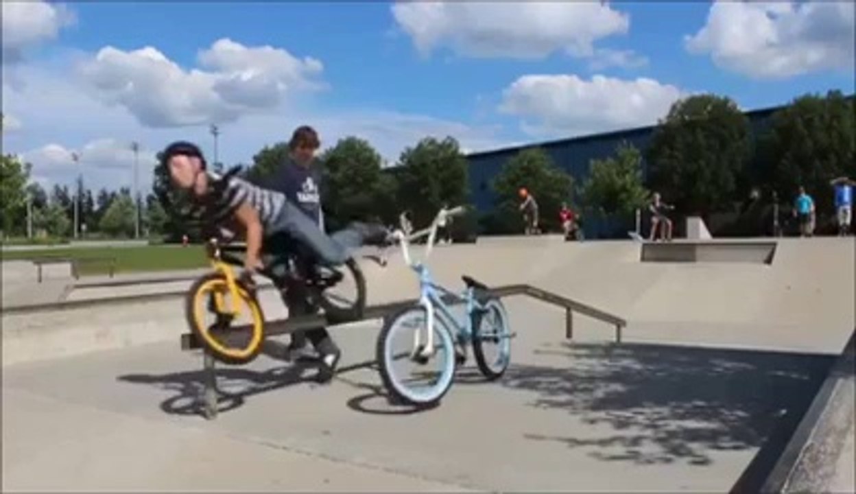 Tenter un nouveau trick en BMX... Gros FAIL!