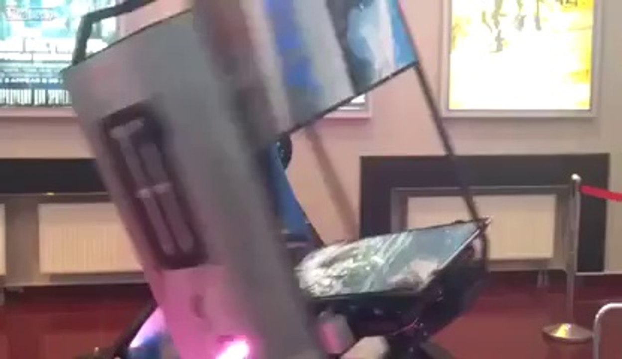 Simulateur de vol complètement fou... Looping, 360°... En mode Montagnes russes!