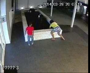 Havuza düşen çocuk son anda kurtarıldı