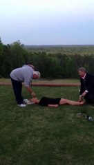 Swing de Golf sur la bouche d'une femme