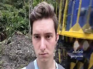 Selfie Çekerken Kondüktörün Tekmesini Yiyen Genç