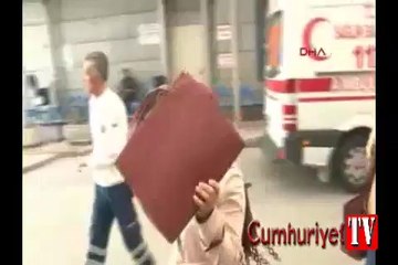 Okul basıp iki öğretmeni dövdüler