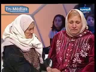 مؤثر جدا جدا...بنت تلتقي أمها وأخاها بعد 60 سنة