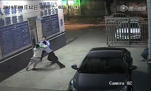 Un homme en scooter aide un voleur mais l'emmène en réalité au poste de police