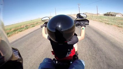 Un enfant de 6 ans conduit une Harley