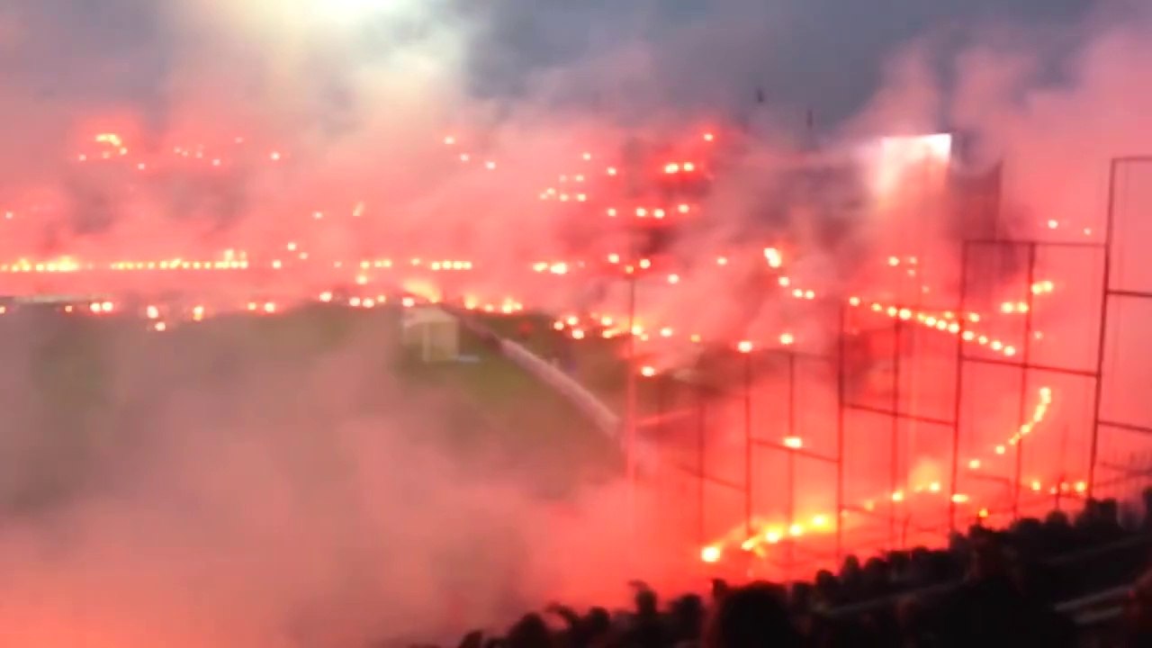 Fumis de dingue lors du match PAOK Salonique - Olympiakos