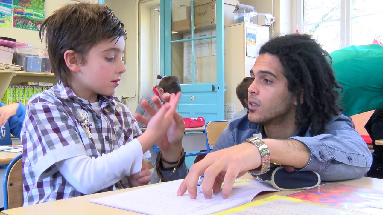 Emplois d'avenir professeur : Loic, étudiant boursier découvre le métier d'enseignant sur le terrain