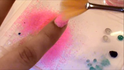 مناكير التراب الملون