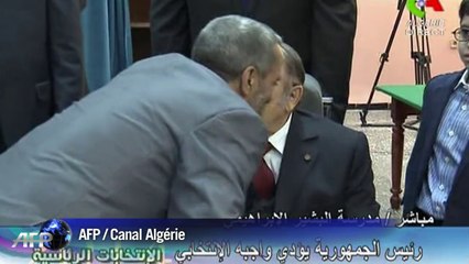 Algérie: le président Bouteflika vote en fauteuil roulant