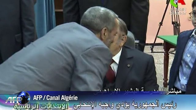 Algérie: le président Bouteflika vote en fauteuil roulant