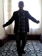 roman havası oynayan genc