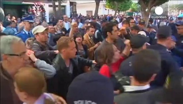 Présidentielle en Algérie : Bouteflika vote en fauteuil roulant