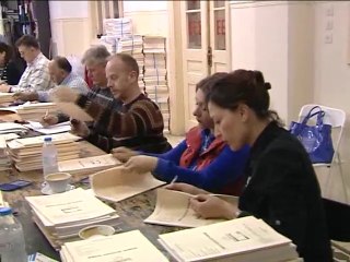 Δεν προλαβαίνουν να σφραγίζουν έγγραφα για τις εκλογές