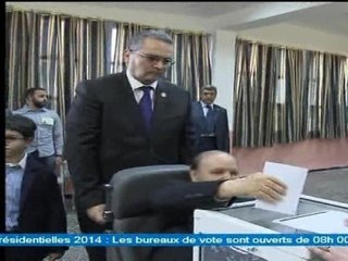 Algérie:Abdelaziz Bouteflika vote en fauteuil roulant - 17/04