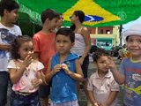 Чемпионат мира по футболу-2014: бразильцы украшают улицы