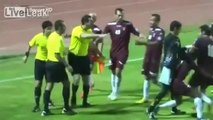 Arbitro picchia i giocatori